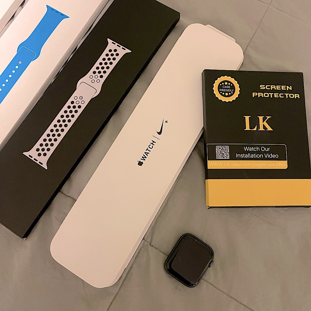 Apple Watch Series 4, 44mm, GPS, LTE + 5 watch bands + watch screen protectors